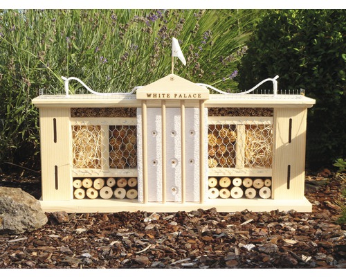 Insektenhotel im Design eines kleinen Palastes mit verschiedenen Nistmaterialien