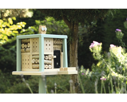 Insektenhotel aus Holz mit dekorativer Eule für den Garten