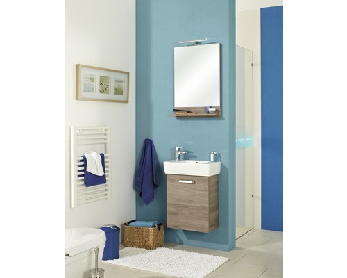 Badezimmer mit Waschbeckenunterschrank, Spiegel, Heizkörper und Accessoires