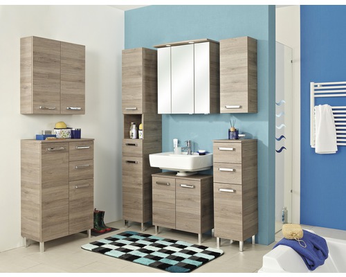 Badezimmer mit Waschbecken, Spiegel, Schränken und Regalen im modernen Design.