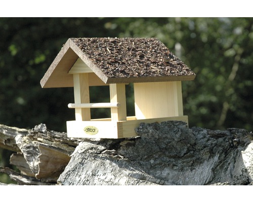 Vogelhaus aus Holz mit Dachpappe auf Baumstamm