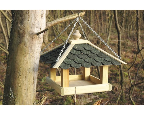 Vogelhaus mit Dach aus Dachpappe hängt an einem Baum