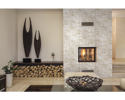 Wohnzimmer mit Kamin, Holzscheiten, Dekoration und modernem Design