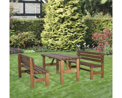 Gartenszene mit Holztisch und Holzbänken auf einer Rasenfläche