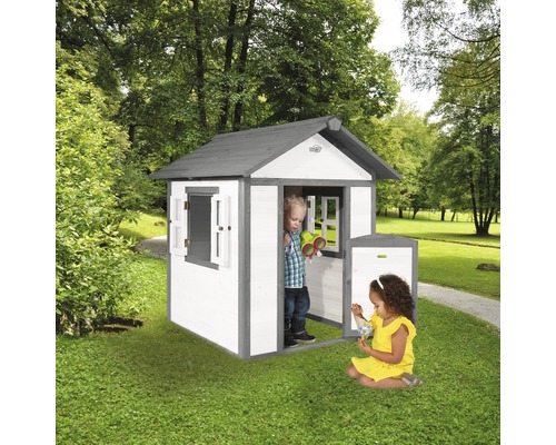 Spielhaus aus Holz mit zwei spielenden Kindern im Garten.