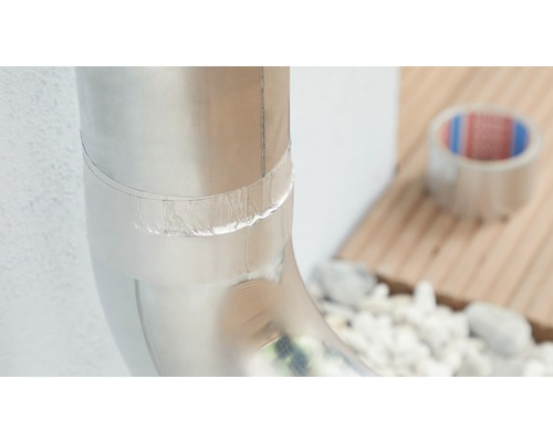 Reparierter Fallrohrbogen mit Klebeband