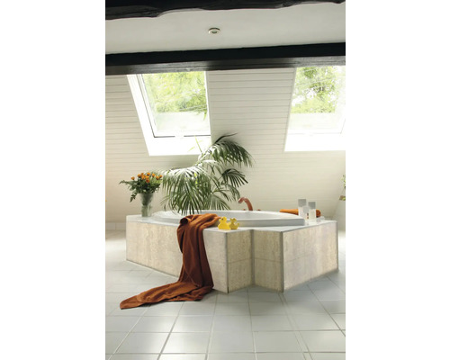 Badezimmer mit Badewanne, Handtuch, Gummienten, Pflanze, Blumen und Dachfenster