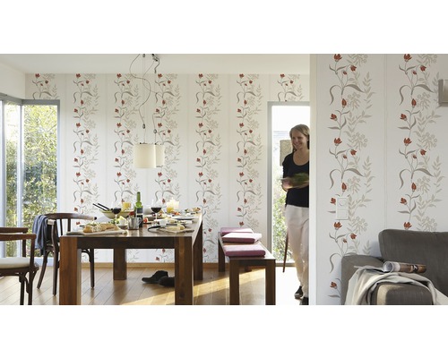 Helles Esszimmer mit Esstisch, Stühlen, Bank und floral gemusterter Tapete