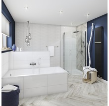 Helles Badezimmer mit Badewanne, Dusche und Heizkörper