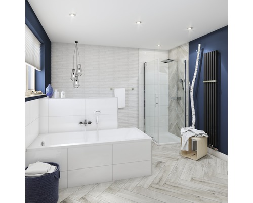 Helles Badezimmer mit Badewanne, Dusche und Heizkörper