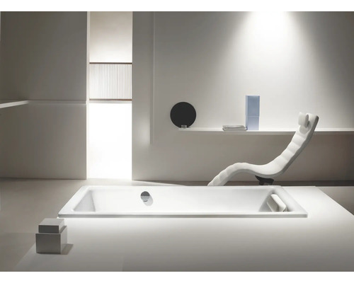 Badezimmer mit Badewanne und Liege