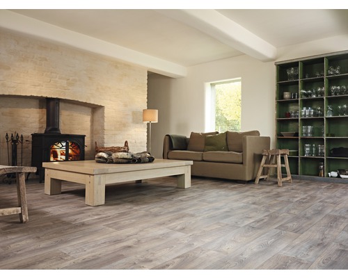 Wohnzimmer mit Laminatboden, Kaminofen, Sofa und Regalen