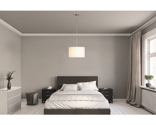 Schlafzimmer mit Doppelbett, Nachttischen, Kommode, Pendelleuchte und Fenster