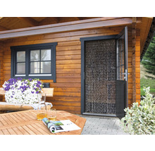 Holzgartenhaus mit Fenster, Tür mit Perlvorhang, Holztisch und Blumen