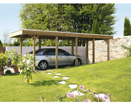 Carport aus Holz mit Auto in einem Garten.