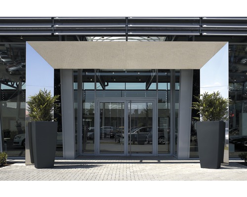 Eingangsbereich eines Gebäudes mit Pflanzkübeln