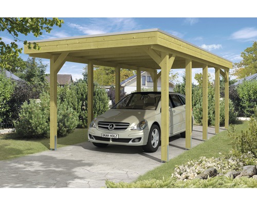 Holz Carport mit geparktem Auto im Garten