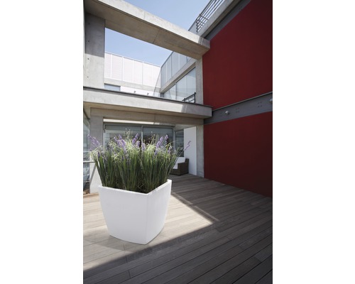 Blumenkasten aus Kunststoff auf einer Terrasse mit Holzboden und Pflanzen