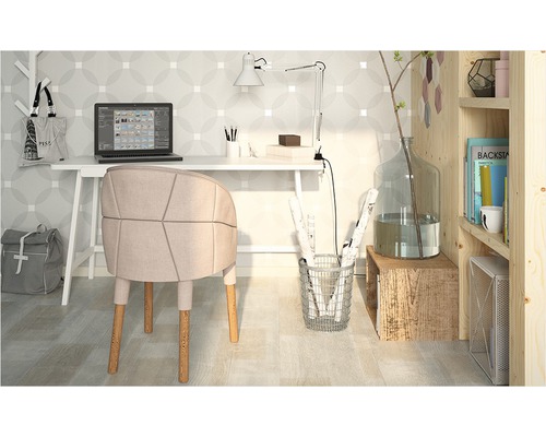 Büro mit Schreibtisch, Stuhl, Lampe, Laptop und Regal