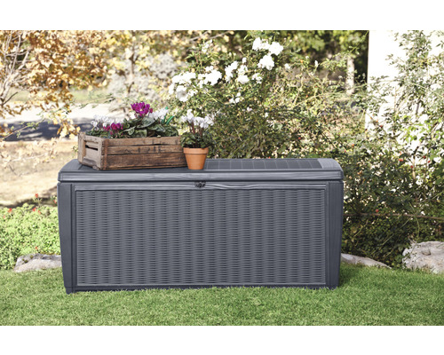 Garten Szene mit einer grauen Gartenbox, dekoriert mit Pflanzen