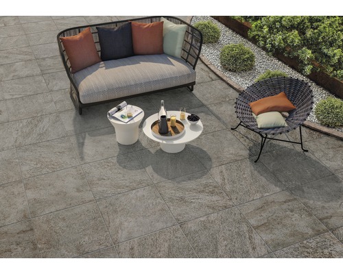 Außenbereich mit Terrassenfliesen, Sitzgruppe und Gartengestaltung