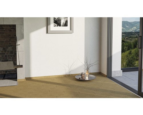 Heller Raum mit Holzboden, Kamin und Fenster zum Garten