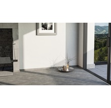 Heller Raum mit Grillkamin, Fliesenboden und Terrassentür