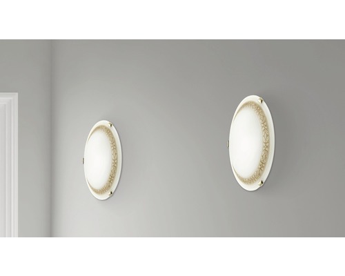 Zwei ovale Wandleuchten mit floralem Dekor an einer Wand