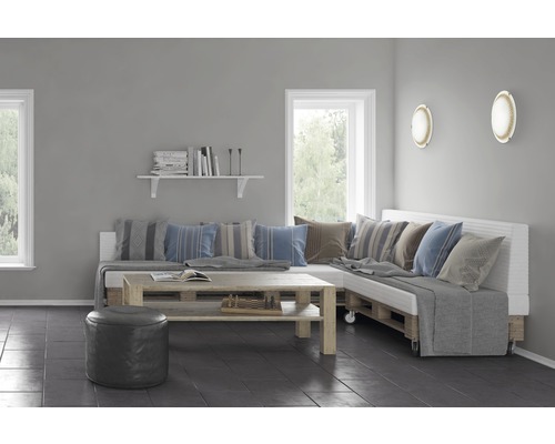 Wohnzimmer mit Palettensofa, Couchtisch, Sitzhocker und Wandleuchten