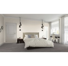 Schlafzimmer mit Bett, Nachttischen und Arbeitsbereich