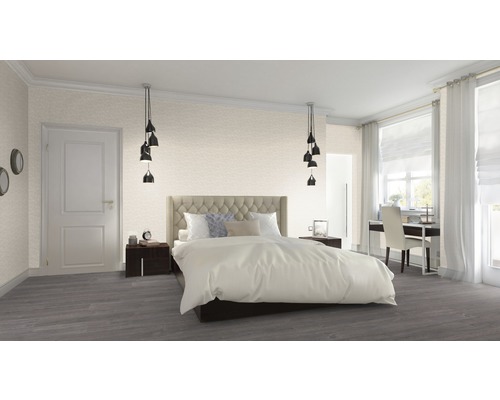 Schlafzimmer mit Bett, Nachttischen und Arbeitsbereich