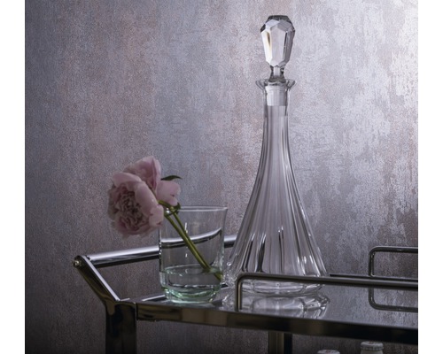 Karaffe und Glas mit Blume auf einem Servierwagen