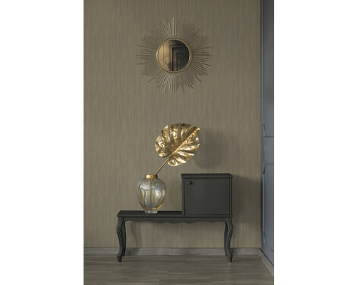 Dekoratives Interieur mit Spiegel, Vase, Zierblatt und Schrank auf einem Tisch