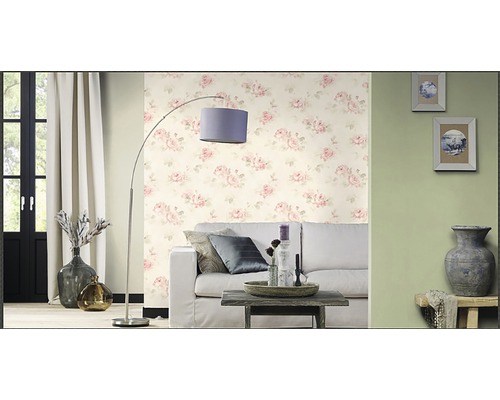 Wohnzimmer mit Sofa, Stehlampe und Tapete mit Blumenmuster