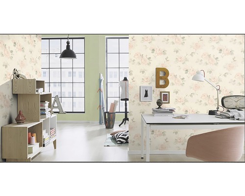 Helles Zimmer mit floraler Tapete, Schreibtisch und Regal