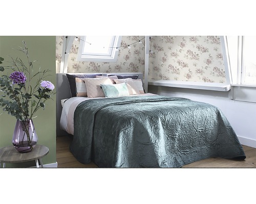 Helles Schlafzimmer mit Doppelbett, floraler Tapete und dekorativer Blumenvase