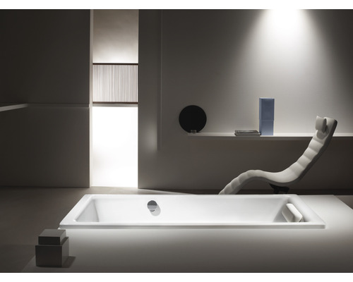 Helles Badezimmer mit rechteckiger Badewanne, Liege und Regal