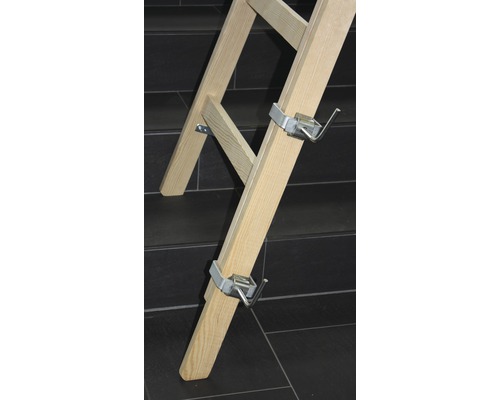 Holzleiter mit Eimerhaken aus Metall