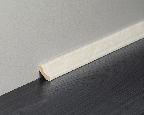 Sockelleiste mit Marmor Dekor an einer Wand