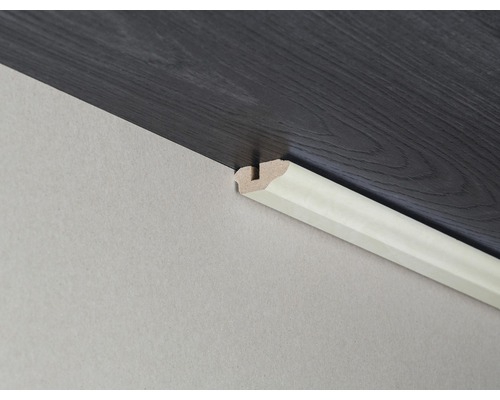 Sockelleiste aus Holz zwischen Wand und Bodenbelag