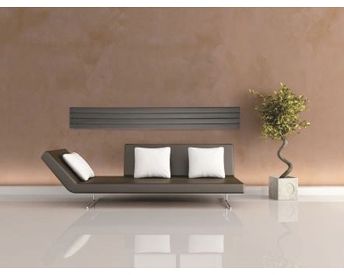 Modernes Wohnzimmer mit Sofa, Heizkörper und Zimmerpflanze.