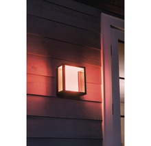 Beleuchtete, würfelförmige Außenwandleuchte an einer Hauswand