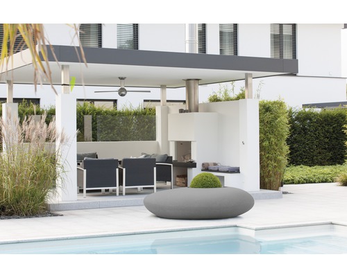 Überdachte Terrasse mit Sitzgruppe, Grillkamin und Bepflanzung am Pool