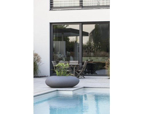 Außenbereich mit Pool, Terrasse mit Tisch und Stühlen sowie einem ovalen Pflanzkübel