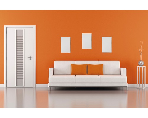 Modernes Wohnzimmer mit weißem Sofa, Tür und Wanddekoration