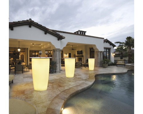 Drei beleuchtete Stehtische aus Kunststoff im Außenbereich neben einem Pool