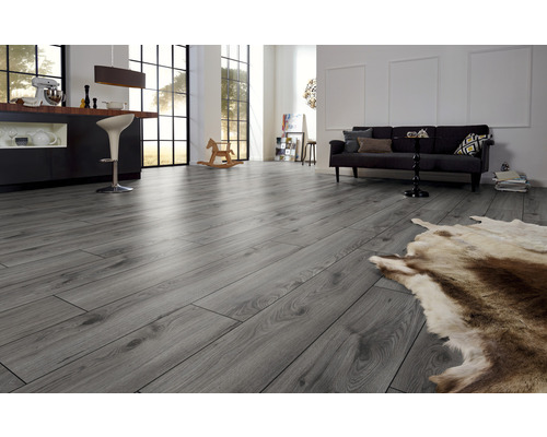 Heller Raum mit grauem Laminatboden, Sofa und Bar