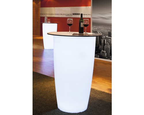 Beleuchteter Stehtisch mit Getränken und Gläsern