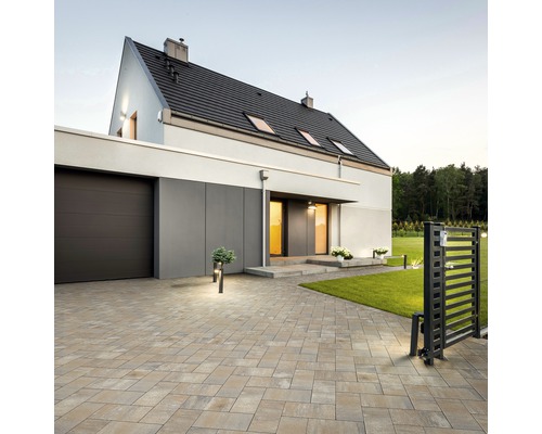 Einfamilienhaus mit gepflasterter Auffahrt und Gartenzaun