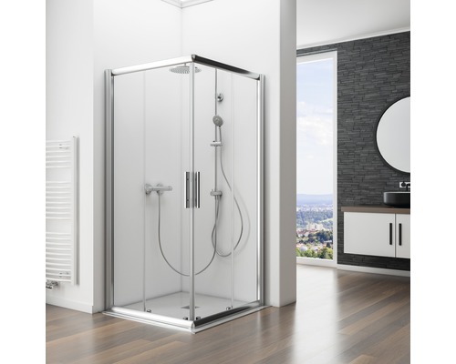 Badezimmer mit Dusche, Waschtisch und Spiegel